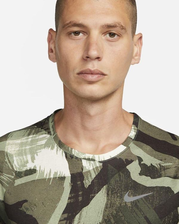 NIKE NIKE DRI-FIT MILER MENS SHORT SLEEVE CAMO SHIRT  - De Peperstraat (Poperinge)