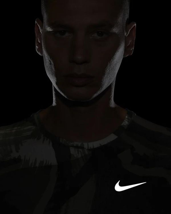 NIKE NIKE DRI-FIT MILER MENS SHORT SLEEVE CAMO SHIRT  - De Peperstraat (Poperinge)