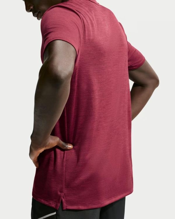 NIKE NIKE M NK DF UV MILER SS  (rood) - De Peperstraat (Poperinge)