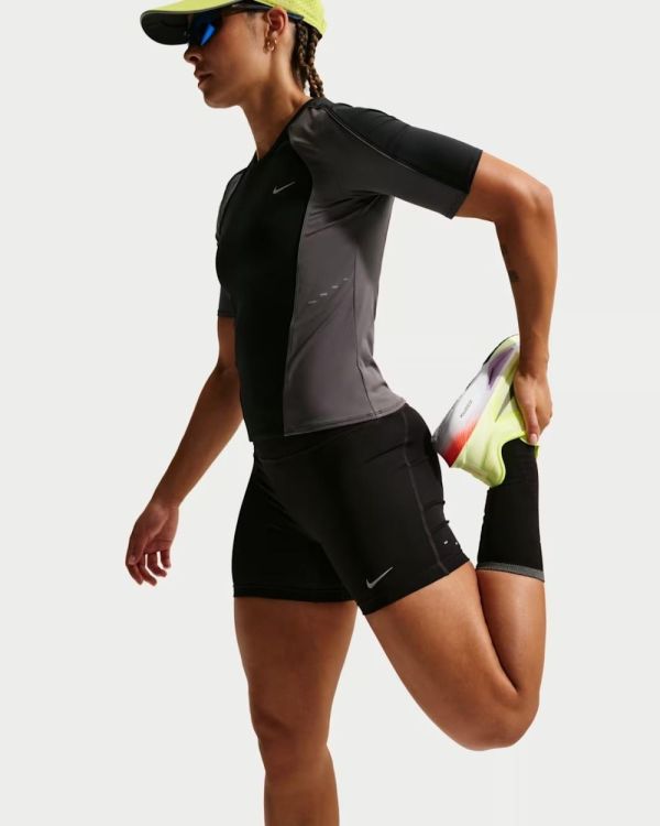 NIKE NIKE W NK TEMPO DF HR TGT SHRT  (zwart) - De Peperstraat (Poperinge)